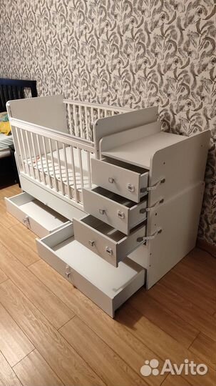 Детская кроватка с маятником и ящиками