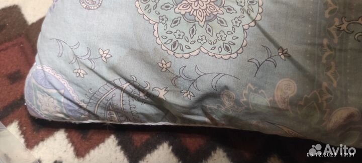 Подушка перьеая 60х60 бу