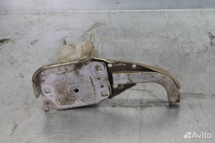 Кронштейн усилителя переднего бампера правый Aud