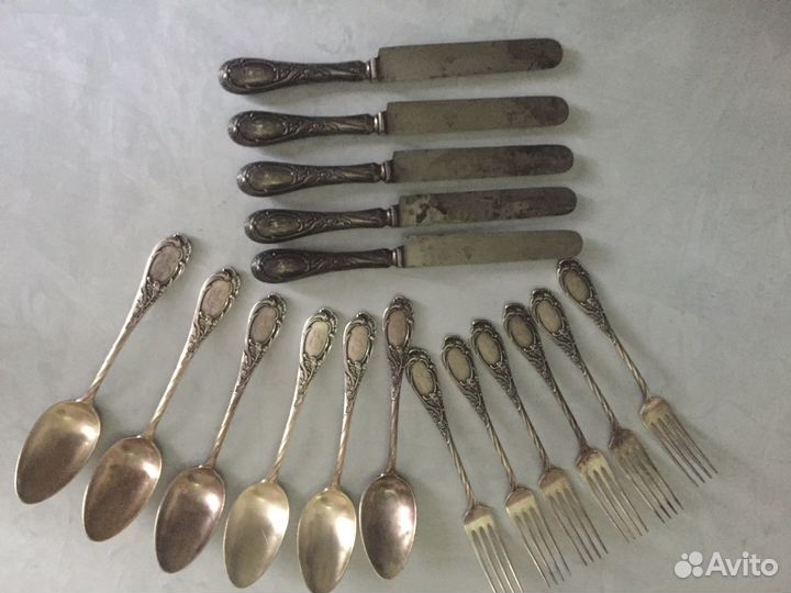 Старинный набор,столовых приборов.Вилки,ложки,ножи