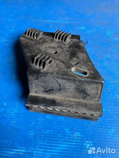 Кронштейн бампера задний правый Audi A8 D2