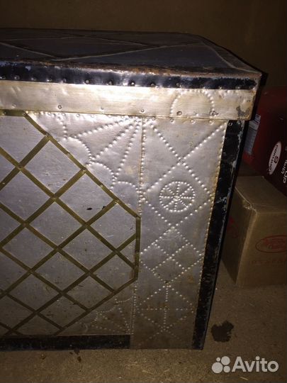 Деревянный старинный сундук в железной оправе