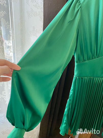 Зеленое шелковое платье S