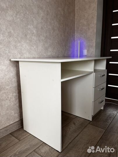 Современный письменный стол