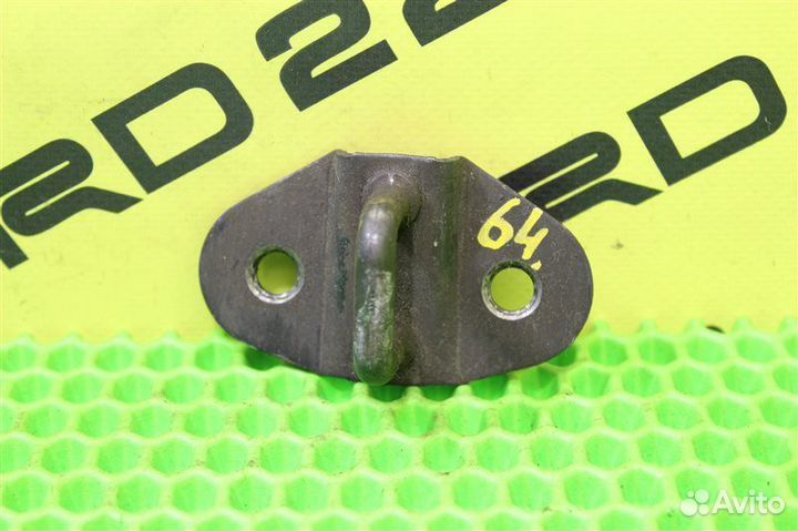 Петля замка багажника задняя Mazda Bongo SK82MN