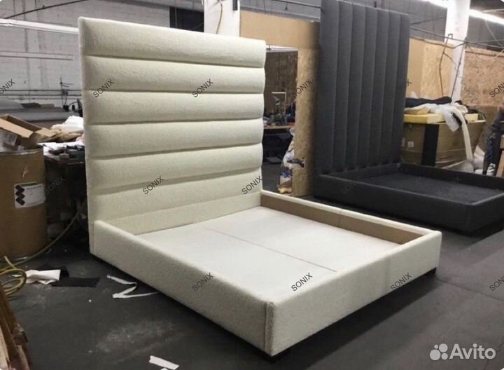 Кровать с высоким изголовьем