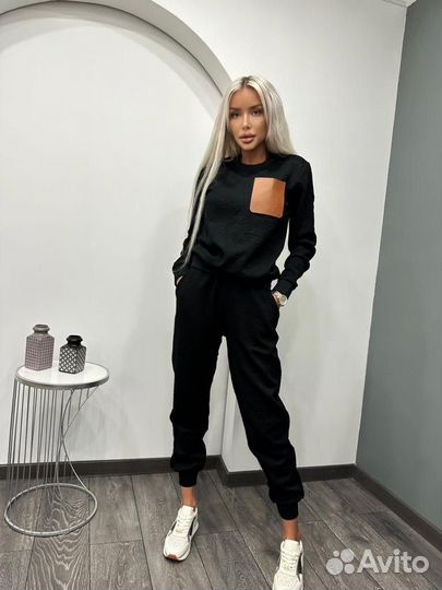 Спортивный костюм двух цветов женский