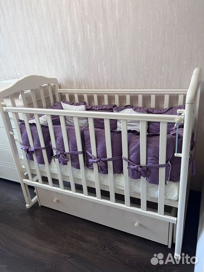 Детская кроватка с маятником и ящиком