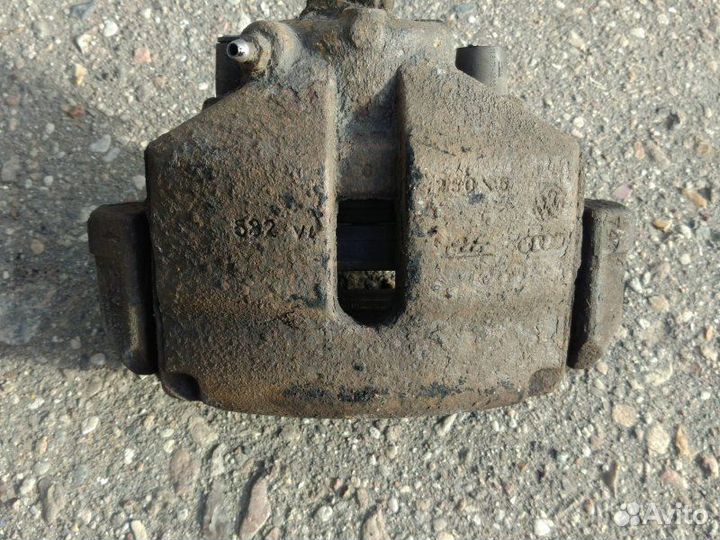 Суппорт передний левый Volkswagen Passat B6 1.9