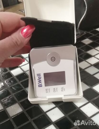 Тонометр автоматический на запястье B. Well