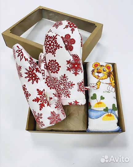 Прихватки и полотенце