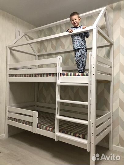 Двухъярусная кровать домик с безопасной лестницей