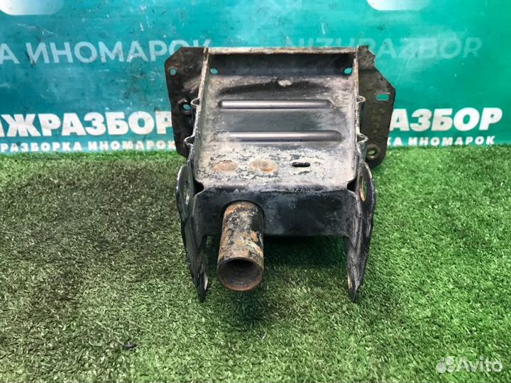 Кронштейн усилителя бампера передний правый