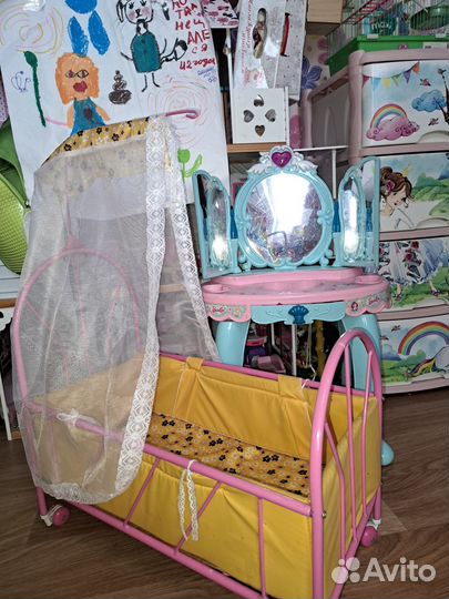 Кровать для кукол и зеркальце