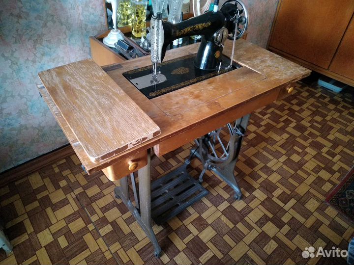 Швейная машинка пмз Калинина с ножным приводом