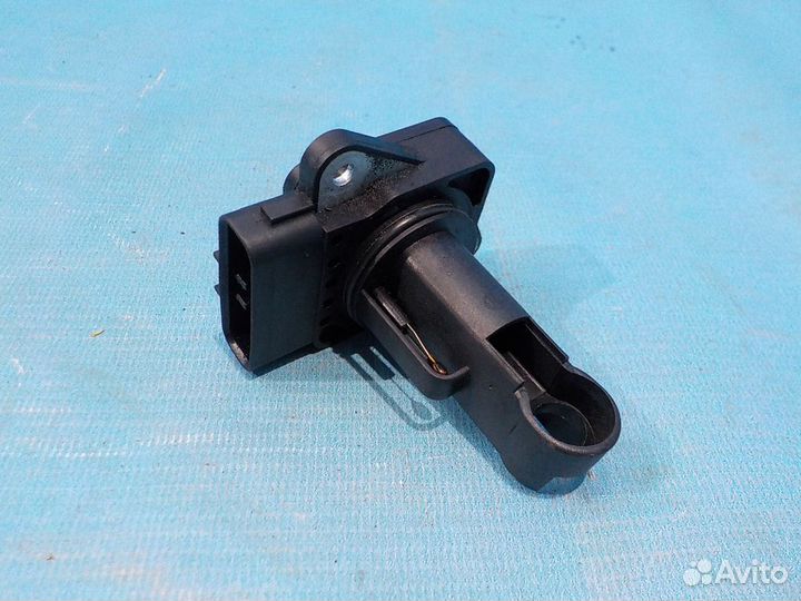 Датчик массового расхода воздуха toyota Avensis (T