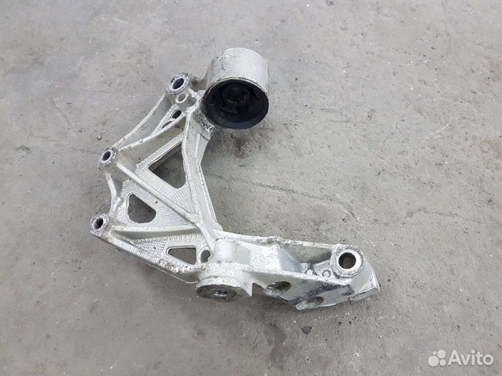 Кронштейн рычага левый Skoda Fabia 2