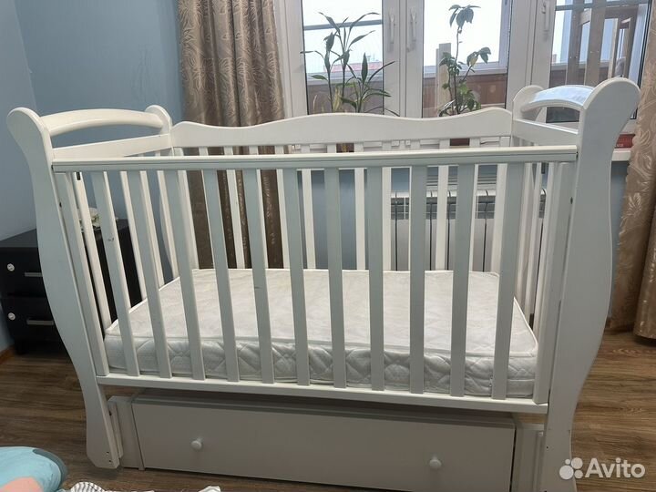 Детская кроватка с маятником и ящиком