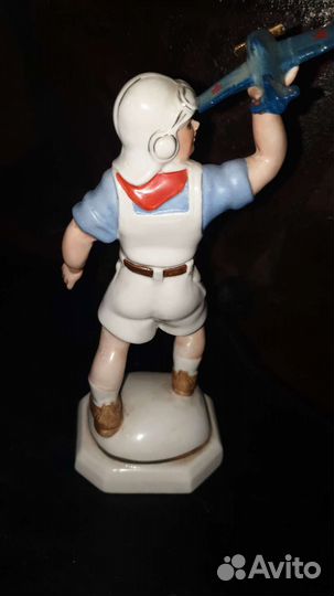 Статуэтка пионер с самолетом