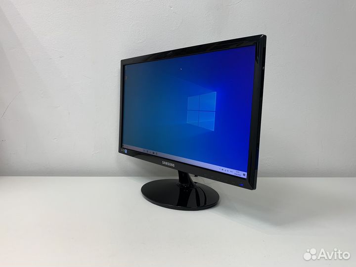 Samsung 20' VGA / DVI-D +провода