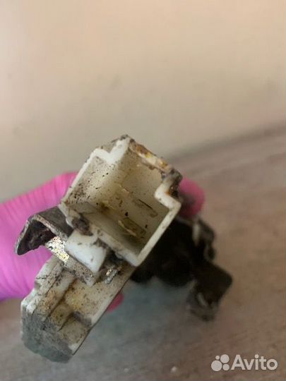 Замок задний правый Almera N15 Micra Sunny N14