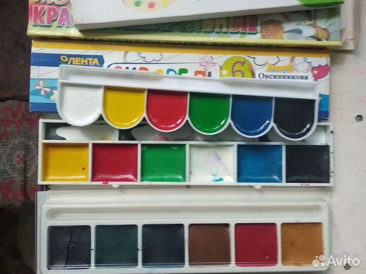 Подставка для книг, краски акварельные ножницы