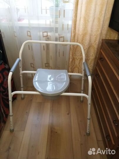 Инвалидный стул с санитарным обеспечением