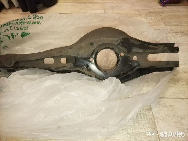 Рычаг поперечный задний лев в сборе, 55210-L1100