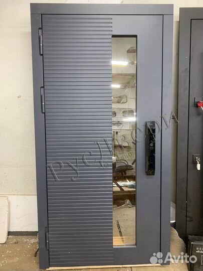 Уличная входная дверь со стеклом для загородного д