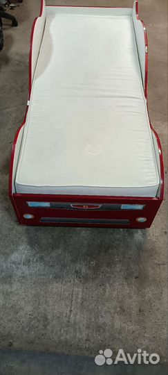 Детская кровать с бортиком и матрасом