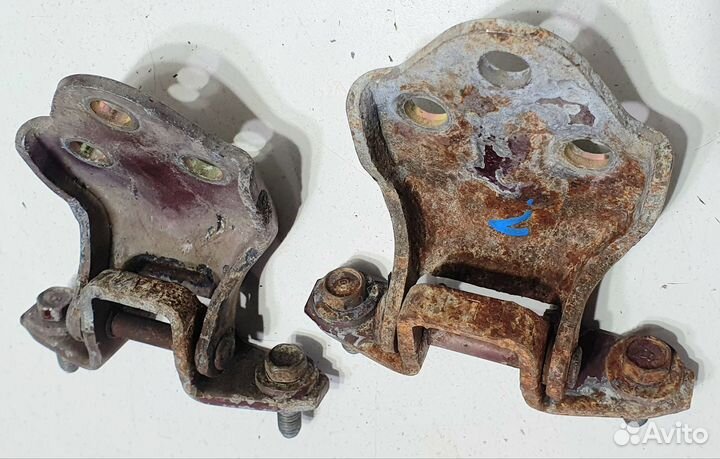 Петли на переднюю правую дверь Mitsubishi Galant 8