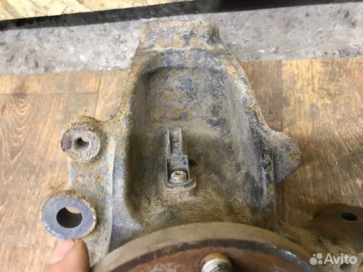 Цапфа передняя левая Ford Focus 3 седан 1.6 2012