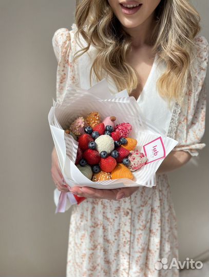 Боксы из клубники и цветов