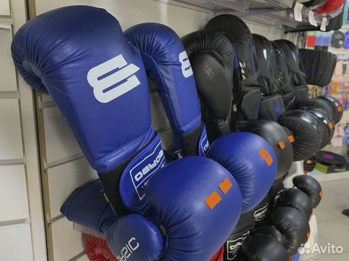 Боксёрские перчатки разных размеров D3