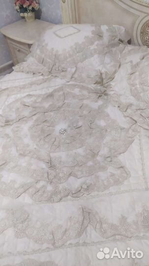 Покрывало с подушками