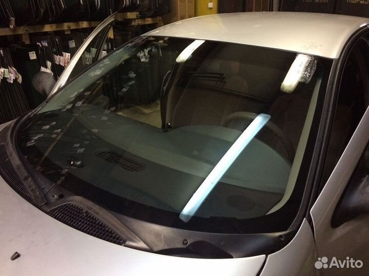 Стекло лобовое Dodge Stratus