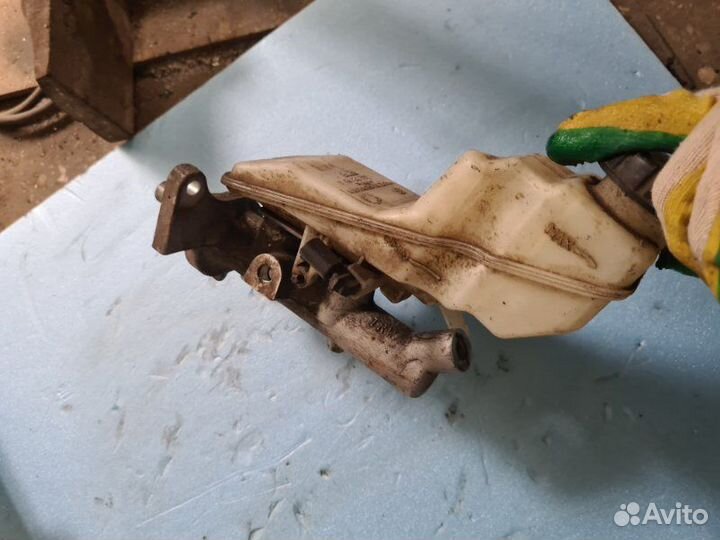 Главный тормозной цилиндр Toyota Corolla E120 2002