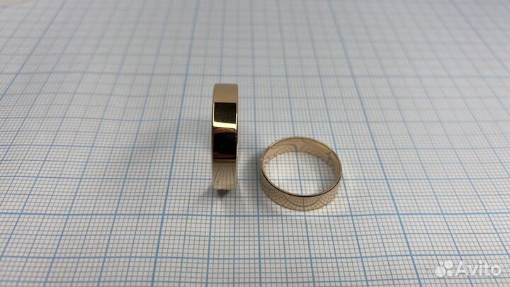 Золотое обручальное кольцо