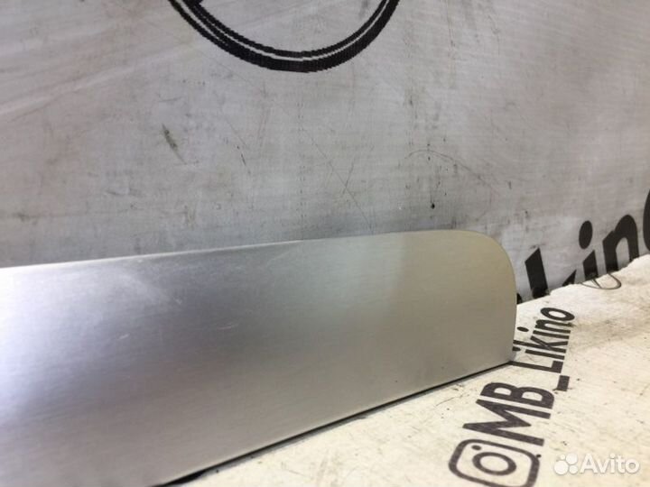 Накладка обшивки двери задняя правая Mercedes Ml