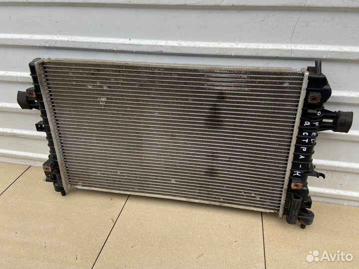 Радиатор охлаждения Opel Astra H