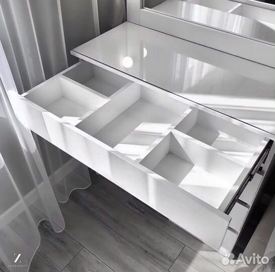 Гримёрный столик визажиста с гримерным зеркалом