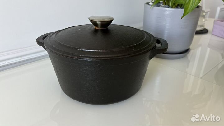 Кастрюля чугунная