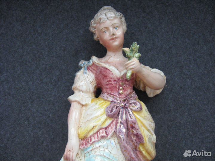 Антиквариат статуэтка дама с цветком 19 век