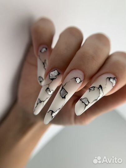 Модель на маникюр