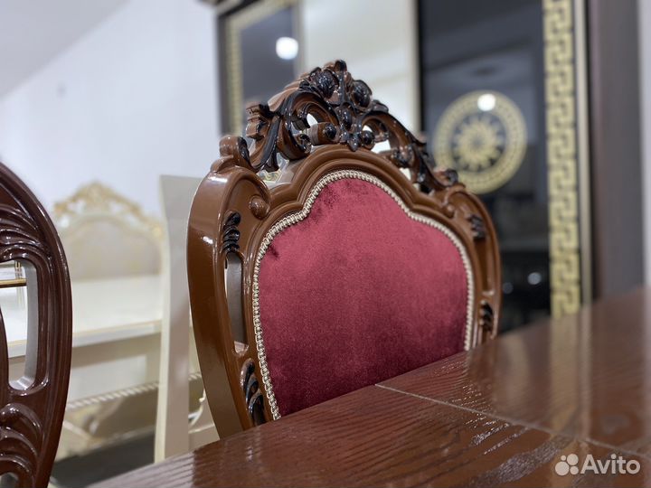 Стол и стулья