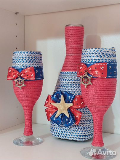 Бокалы для шампанского и бутылка