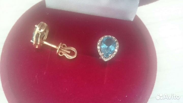 Золотые серьги пусеты с топазом