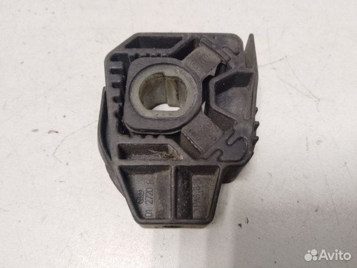 Кронштейн радиатора Volkswagen Bora 1997-2005