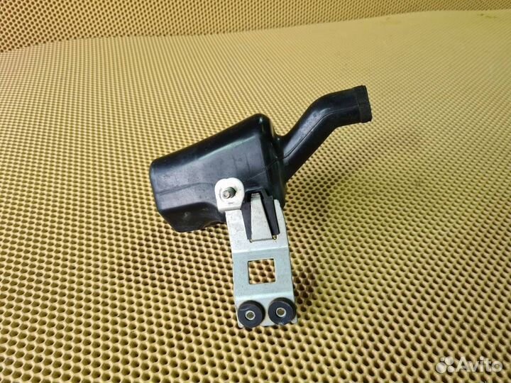 Резонатор воздушного фильтра передний левый