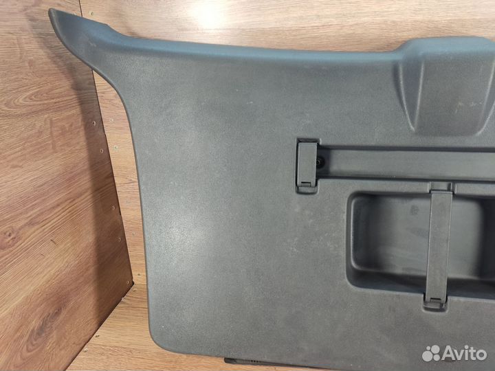 Обшивка крышки багажника Opel Zafira B 13131334